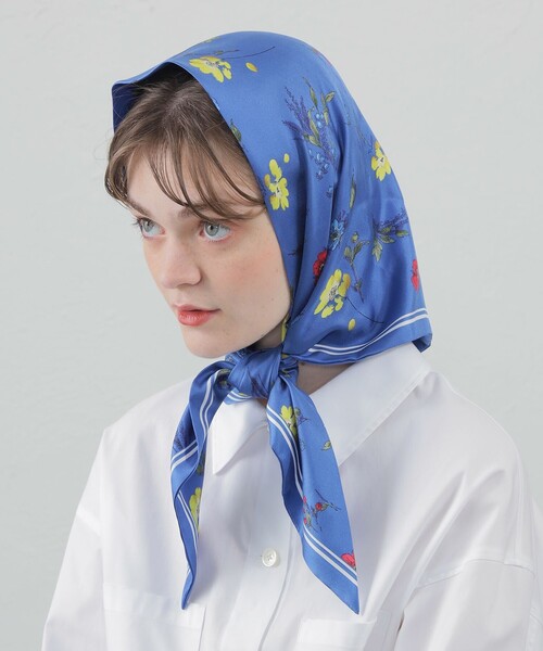 MACKINTOSH PHILOSOPHY(マッキントッシュ フィロソフィー)の「ボタニカルフラワートライアングルスカーフ(ストール/ショール・レディース・ホワイト系その他/ライトブルー・FREE)」の1枚目の写真