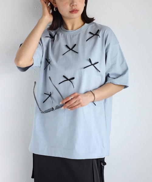 r.(アールドット)の「リボン付きTシャツ(Tシャツ/カットソー・レディース・ブラック/ライトブルー/ホワイト/チャコールグレー・FREE)」の1枚目の写真
