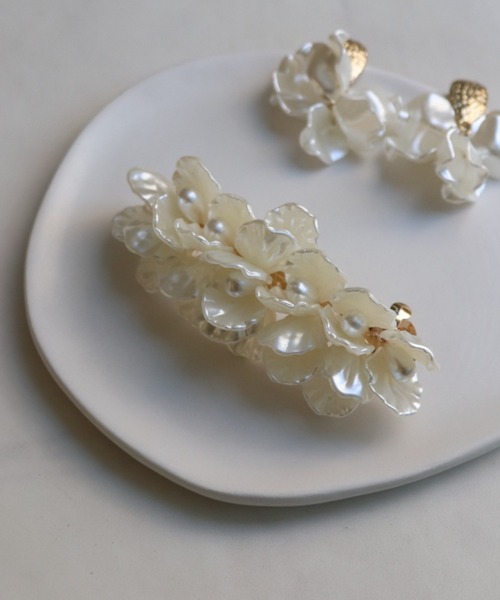 Esime(エシミー)の「ニュアンスフラワー バレッタ(バレッタ/ヘアクリップ・レディース・ホワイト・FREE)」の2枚目の写真