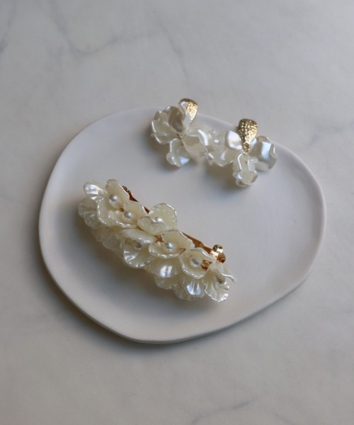 Esime(エシミー)の「ニュアンスフラワー バレッタ(バレッタ/ヘアクリップ・レディース・ホワイト・FREE)」の3枚目の写真