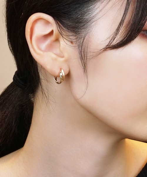 TAKE-UP（テイクアップ）の「ヒネリツインフープ( YG)（ピアス（両耳