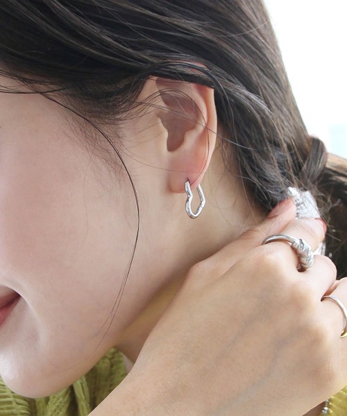 abaskdesign(アバスクデザイン)の「金属アレルギー対応 シンプルハートフープステンレスピアス(ピアス(両耳用)・レディース・シルバー/ゴールド・FREE)」の2枚目の写真