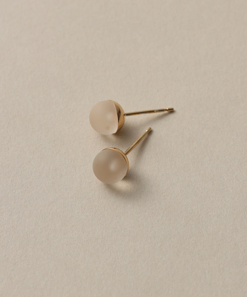 Lilas(リラ)の「フロストクォーツ6mmカップボールピアス K10(両耳)(ピアス(両耳用)・レディース・ゴールド・FREE)」の1枚目の写真