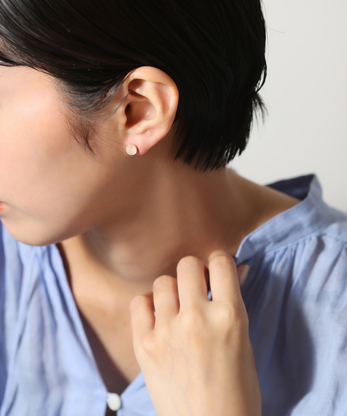 Lilas(リラ)の「フロストクォーツ6mmカップボールピアス K10(両耳)(ピアス(両耳用)・レディース・ゴールド・FREE)」の2枚目の写真