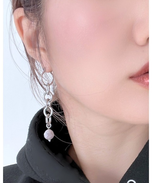 tone(トーン)の「【Withy】いちごミルク色の天然石としずくチェーンのフープイヤリング / Lilas (リラ)(MA)(イヤリング・レディース・ピンク系・FREE)」の3枚目の写真
