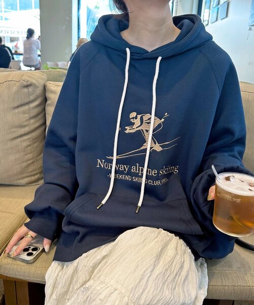 セール】【ユニセックス/WEB限定】モチーフ刺繍ロゴフードプルオーバー