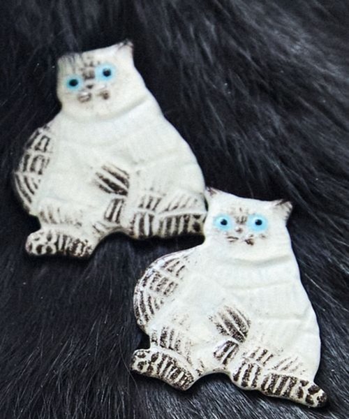 studio CLIP（スタディオクリップ）の「【Orneko BY CLIP】ネコモチーフブローチ（ブローチ/コサージュ・レディース・ブラウン/ホワイト・FREE）」の2枚目の写真