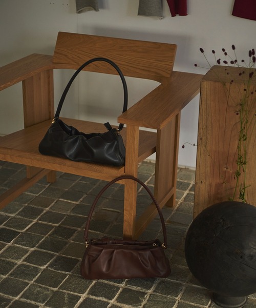 loin nuit(ロワンニュイ)の「gather hand bag / ギャザーハンドバッグ(ハンドバッグ・レディース・ブラック/ブラウン・FREE)」の14枚目の写真
