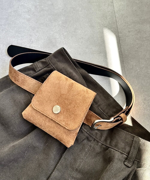 mystic（ミスティック）の「フェイクスウェードウエストポーチ（ボディバッグ/ウエストポーチ・レディース・ブラック/キャメル・ONE SIZE）」の2枚目の写真