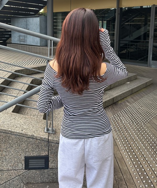 ISOOK（アイスー）の「【ISOOK / アイスー】オフショルボーダーカットソー / 2way 長袖 Tシャツ ボートネック ロングスリーブ ロンT タイト 細ボーダー 白 黒 グレー ホワイト ブラック ZOZOTOWN限定（Tシャツ/カットソー・レディース・ライトグレー/ブラック・FREE）」の20枚目の写真