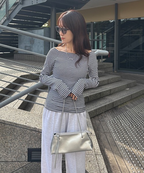 ISOOK（アイスー）の「【ISOOK / アイスー】オフショルボーダーカットソー / 2way 長袖 Tシャツ ボートネック ロングスリーブ ロンT タイト 細ボーダー 白 黒 グレー ホワイト ブラック ZOZOTOWN限定（Tシャツ/カットソー・レディース・ライトグレー/ブラック・FREE）」の16枚目の写真