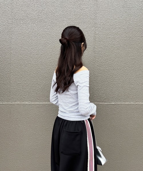 ISOOK（アイスー）の「【ISOOK / アイスー】オフショルボーダーカットソー / 2way 長袖 Tシャツ ボートネック ロングスリーブ ロンT タイト 細ボーダー 白 黒 グレー ホワイト ブラック ZOZOTOWN限定（Tシャツ/カットソー・レディース・ライトグレー/ブラック・FREE）」の6枚目の写真