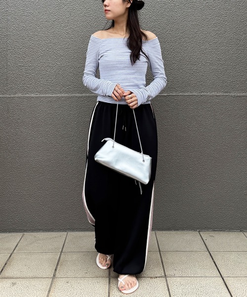 ISOOK（アイスー）の「【ISOOK / アイスー】オフショルボーダーカットソー / 2way 長袖 Tシャツ ボートネック ロングスリーブ ロンT タイト 細ボーダー 白 黒 グレー ホワイト ブラック ZOZOTOWN限定（Tシャツ/カットソー・レディース・ライトグレー/ブラック・FREE）」の5枚目の写真