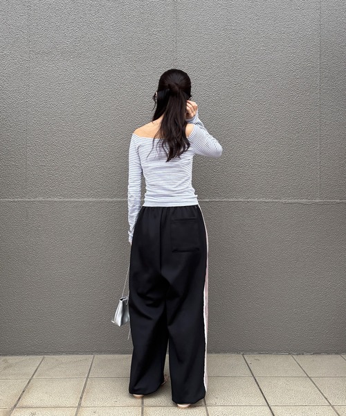 ISOOK（アイスー）の「【ISOOK / アイスー】オフショルボーダーカットソー / 2way 長袖 Tシャツ ボートネック ロングスリーブ ロンT タイト 細ボーダー 白 黒 グレー ホワイト ブラック ZOZOTOWN限定（Tシャツ/カットソー・レディース・ライトグレー/ブラック・FREE）」の8枚目の写真