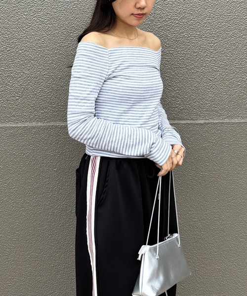 ISOOK（アイスー）の「【ISOOK / アイスー】オフショルボーダーカットソー / 2way 長袖 Tシャツ ボートネック ロングスリーブ ロンT タイト 細ボーダー 白 黒 グレー ホワイト ブラック ZOZOTOWN限定（Tシャツ/カットソー・レディース・ライトグレー/ブラック・FREE）」の9枚目の写真