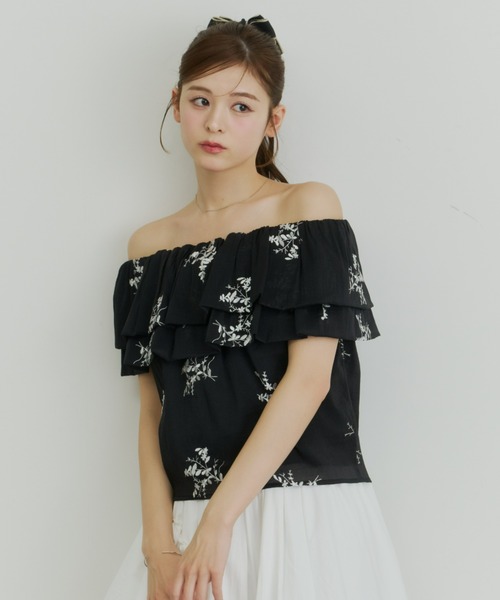 Olu.（オルドット）の「エンブロイダリーフラワーオフショルブラウス（シャツ/ブラウス・レディース・ブラック/アイボリー・FREE）」の2枚目の写真