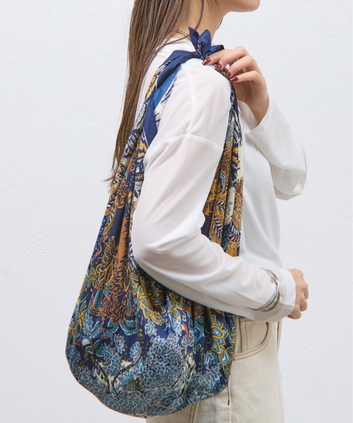 COLONY 2139（コロニートゥーワンスリーナイン）の「ボタニカル大判スカーフ 90×90（バンダナ/スカーフ・レディース・ブラック/ホワイト/ネイビー・FREE）」の3枚目の写真