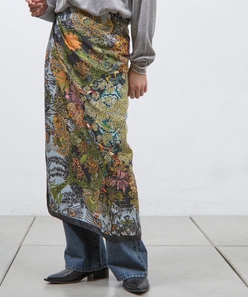 COLONY 2139（コロニートゥーワンスリーナイン）の「ボタニカル大判スカーフ 90×90（バンダナ/スカーフ・レディース・ブラック/ホワイト/ネイビー・FREE）」の2枚目の写真