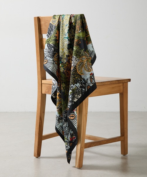 COLONY 2139（コロニートゥーワンスリーナイン）の「ボタニカル大判スカーフ 90×90（バンダナ/スカーフ・レディース・ブラック/ホワイト/ネイビー・FREE）」の12枚目の写真