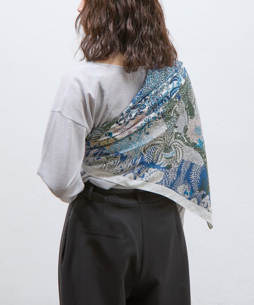 COLONY 2139（コロニートゥーワンスリーナイン）の「ボタニカル大判スカーフ 90×90（バンダナ/スカーフ・レディース・ブラック/ホワイト/ネイビー・FREE）」の7枚目の写真