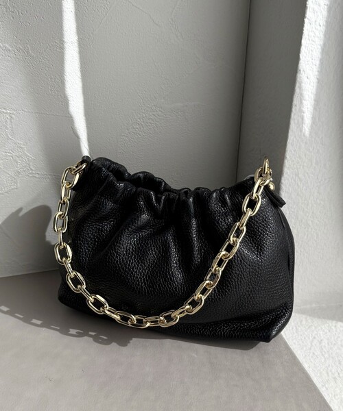 AULENTTI（オウレンティ）の「【AULENTTI/オーレンティ】チェーンギャザーレザーショルダーバッグ（ショルダーバッグ・レディース・ブラック/シルバー・FREE）」の2枚目の写真