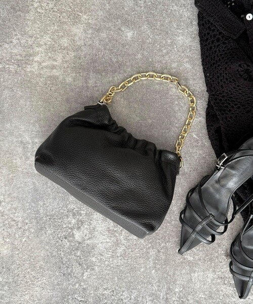 AULENTTI（オウレンティ）の「【AULENTTI/オーレンティ】チェーンギャザーレザーショルダーバッグ（ショルダーバッグ・レディース・ブラック/シルバー・FREE）」の12枚目の写真