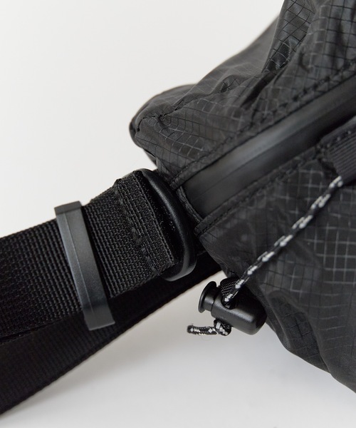 and wander（アンドワンダー）の「【入庫禁止】and wander/アンドワンダー Sil Waist Bag ウエストバッグ（ボディバッグ/ウエストポーチ・メンズ・ブラック・FREE）」の12枚目の写真