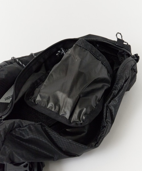 and wander（アンドワンダー）の「【入庫禁止】and wander/アンドワンダー Sil Waist Bag ウエストバッグ（ボディバッグ/ウエストポーチ・メンズ・ブラック・FREE）」の5枚目の写真