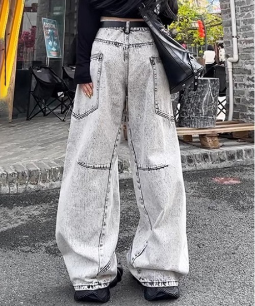 lilful(リルフル)の「立体切り替えデザイン ケミカルウォッシュ加工 ワイドバレルレッグデニム(デニムパンツ・レディース・グレー・S/M/L)」の2枚目の写真