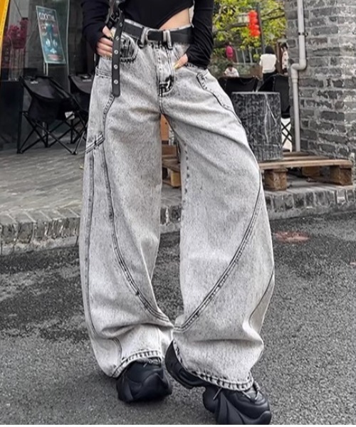 lilful(リルフル)の「立体切り替えデザイン ケミカルウォッシュ加工 ワイドバレルレッグデニム(デニムパンツ・レディース・グレー・S/M/L)」の3枚目の写真