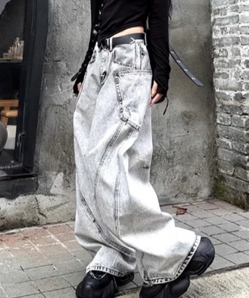 lilful(リルフル)の「立体切り替えデザイン ケミカルウォッシュ加工 ワイドバレルレッグデニム(デニムパンツ・レディース・グレー・S/M/L)」の4枚目の写真