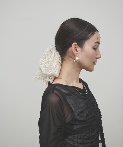 Lutim by u（ルチバイユー）の「Tulle double frill scrunchie / チュールダブルフリルシュシュ（シュシュ・レディース・ホワイト/ブラック・FREE）」の5枚目の写真