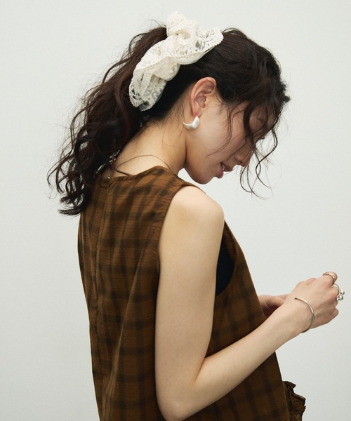 Lutim by u（ルチバイユー）の「Tulle double frill scrunchie / チュールダブルフリルシュシュ（シュシュ・レディース・ホワイト/ブラック・FREE）」の6枚目の写真