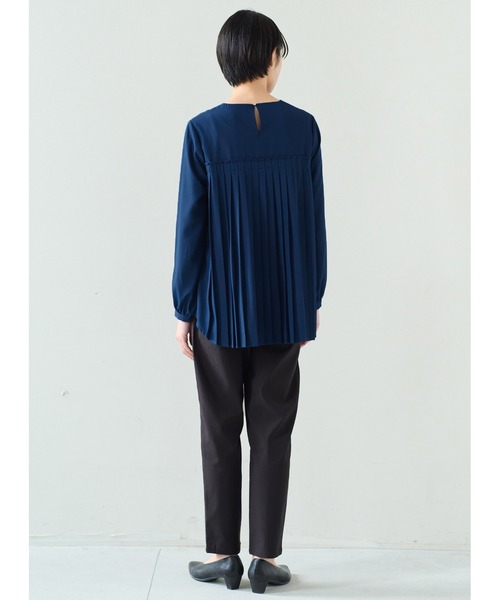 IEDIT(イディット)の「IEDIT 抗菌防臭&UVカットがうれしい バックプリーツが品よく揺れる 後ろ姿が印象的な着映えトップス(シャツ/ブラウス・レディース・ネイビー/ライトグリーン・LL/3L/M/L/4L/S)」の5枚目の写真