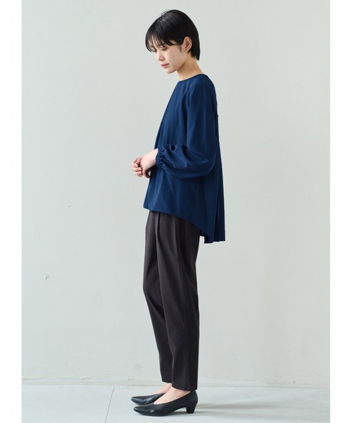 IEDIT(イディット)の「IEDIT 抗菌防臭&UVカットがうれしい バックプリーツが品よく揺れる 後ろ姿が印象的な着映えトップス(シャツ/ブラウス・レディース・ネイビー/ライトグリーン・LL/3L/M/L/4L/S)」の4枚目の写真