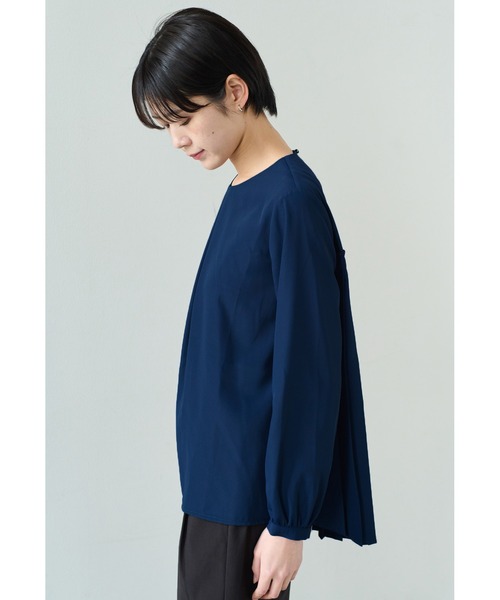 IEDIT(イディット)の「IEDIT 抗菌防臭&UVカットがうれしい バックプリーツが品よく揺れる 後ろ姿が印象的な着映えトップス(シャツ/ブラウス・レディース・ネイビー/ライトグリーン・LL/3L/M/L/4L/S)」の6枚目の写真