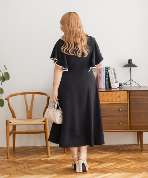 CLETTE(クレット)の「配色使いフレア袖ワンピース(ワンピース・レディース・サンドグレー/ブラック/チャコールグレー・3L/LL/4L)」の8枚目の写真