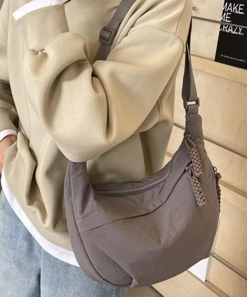 VIBGYOR（ヴィブジョー）の「urbanfemine./大容量 シンプルミニショルダーバッグ U7497（ショルダーバッグ・レディース・ブラック/カーキ/グレー/ベージュ・FREE）」の2枚目の写真