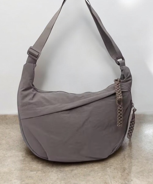 VIBGYOR（ヴィブジョー）の「urbanfemine./大容量 シンプルミニショルダーバッグ U7497（ショルダーバッグ・レディース・ブラック/カーキ/グレー/ベージュ・FREE）」の14枚目の写真