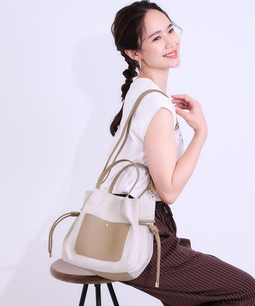 SHOO・LA・RUE(シューラルー)の「【2WAY】素材コンビトートバッグ(トートバッグ・レディース・ベージュ/イエロー系2/ネイビー系2・00)」の16枚目の写真