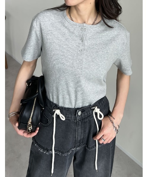 Re:EDIT(リエディ)の「テレコリブドットボタンヘンリーネックTシャツ(Tシャツ/カットソー・レディース・アイボリー/ブラック/グレー・LARGE/MEDIUM)」の5枚目の写真