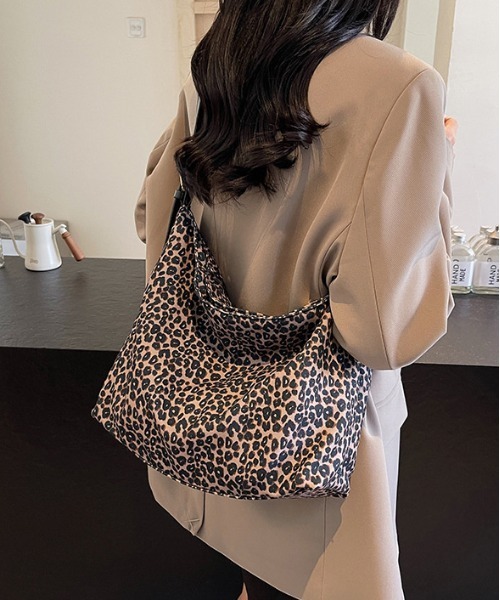 FREE STYLISTS(フリー スタイリスト)の「Y2K レオパードパターン ベルトストラップショルダーバッグ 【A4サイズ収納可能】 《通勤・通学に!》(ショルダーバッグ・レディース・ブラック/ブラウン/ホワイト・FREE)」の9枚目の写真