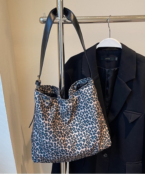FREE STYLISTS(フリー スタイリスト)の「Y2K レオパードパターン ベルトストラップショルダーバッグ 【A4サイズ収納可能】 《通勤・通学に!》(ショルダーバッグ・レディース・ブラック/ブラウン/ホワイト・FREE)」の21枚目の写真