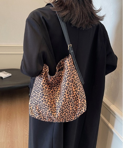 FREE STYLISTS(フリー スタイリスト)の「Y2K レオパードパターン ベルトストラップショルダーバッグ 【A4サイズ収納可能】 《通勤・通学に!》(ショルダーバッグ・レディース・ブラック/ブラウン/ホワイト・FREE)」の10枚目の写真