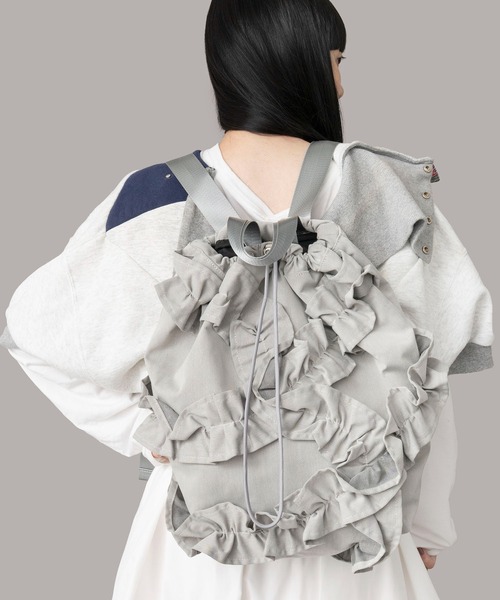 Casselini（キャセリーニ）の「Casselini(キャセリーニ)フリルナップサック（バックパック/リュック・レディース・シルバー/グレー/ブラック・FREE）」の4枚目の写真