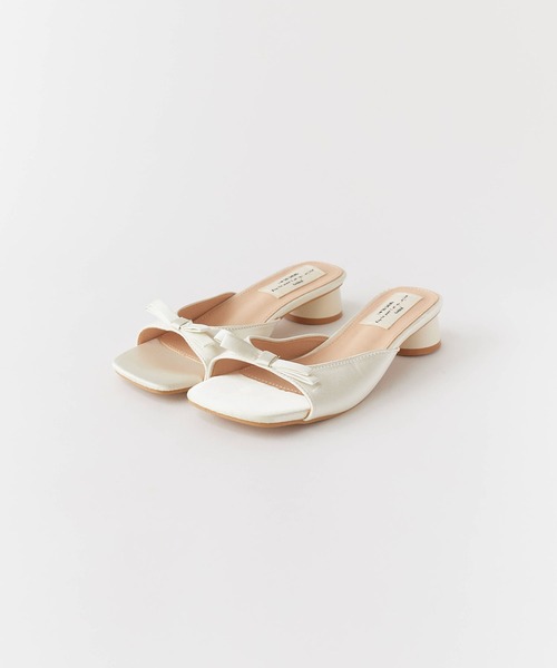 Chick(チック)の「Low-heeled sandals with ribbon / リボン付き ローヒールサンダル 秋物 秋服 2026年秋冬(サンダル・レディース・アイボリー/ブラック/シルバー・35/36/37/38)」の2枚目の写真