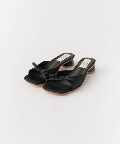 Chick(チック)の「Low-heeled sandals with ribbon / リボン付き ローヒールサンダル 秋物 秋服 2026年秋冬(サンダル・レディース・アイボリー/ブラック/シルバー・35/36/37/38)」の1枚目の写真