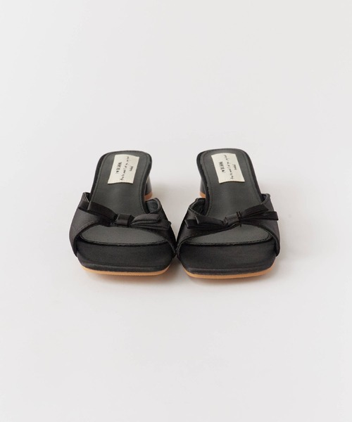 Chick(チック)の「Low-heeled sandals with ribbon / リボン付き ローヒールサンダル 秋物 秋服 2026年秋冬(サンダル・レディース・アイボリー/ブラック/シルバー・35/36/37/38)」の5枚目の写真