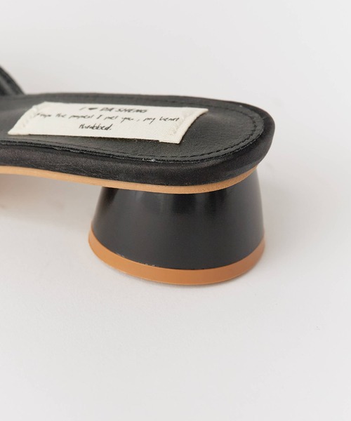 Chick(チック)の「Low-heeled sandals with ribbon / リボン付き ローヒールサンダル 秋物 秋服 2026年秋冬(サンダル・レディース・アイボリー/ブラック/シルバー・35/36/37/38)」の9枚目の写真