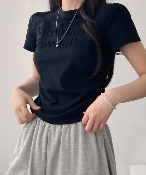 NANAHACHI(ナナハチ)の「エンボスロゴ コンパクトTシャツ(Tシャツ/カットソー・レディース・レッド/ホワイト/ブラック・FREE)」の1枚目の写真